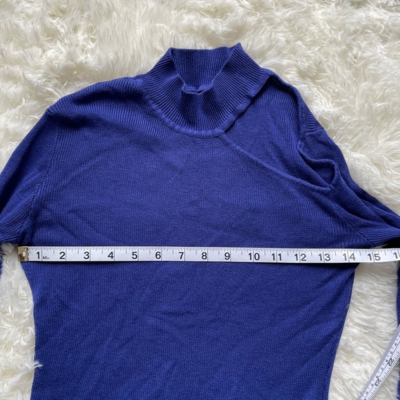 DYNAMITE Cut-out Mockneck - Picture 3 of 4